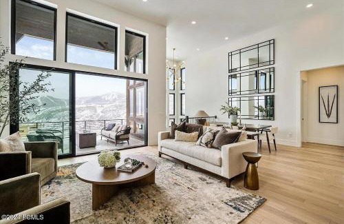 Oakville House | Proximity to Deer Valley East and Breathtaking Natural Beauty with Unparalleled Elegance