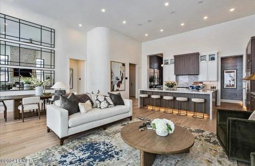 Oakville House | Proximity to Deer Valley East and Breathtaking Natural Beauty with Unparalleled Elegance