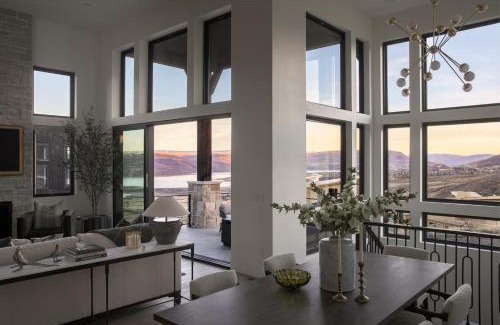 Oakville House | Proximity to Deer Valley East and Breathtaking Natural Beauty with Unparalleled Elegance
