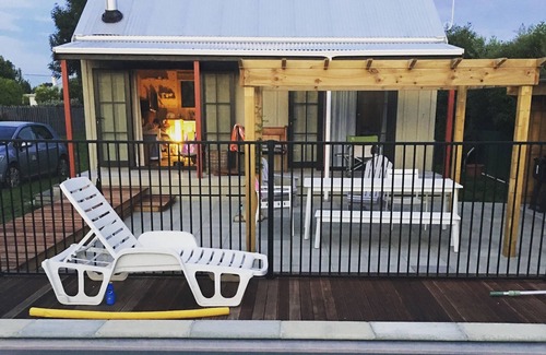 Greytown Cottage | Prvt cottage + cabin + pool on quarter acre section (wood burner, pet friendly)
