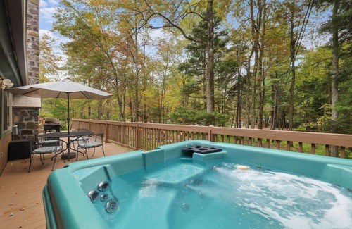 Lake Harmony Estates Cabin | Prvt+KingBd+Foliage+LakeHarmony+HotTub+Ski+FirePit