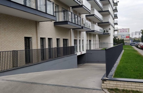 Fabryczna Apartment | Przytulna kawalerka z wanną i wygodnym łóżkiem tuż obok Magnolia Park
