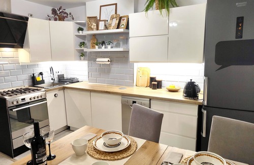 Jelenia Gora Condo | Przytulnie urządzone mieszkanie w klimatycznej kamienicy.