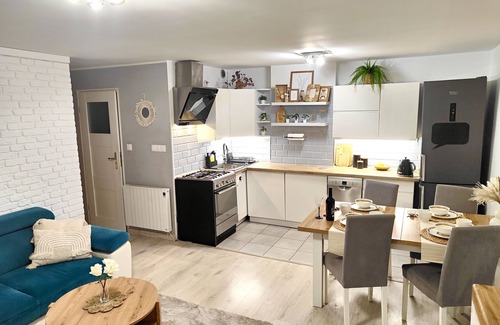 Jelenia Gora Condo | Przytulnie urządzone mieszkanie w klimatycznej kamienicy.