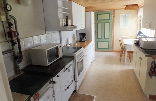 Sjuhult House | Public property w/tradition by the lake for nature lovers, fishers & canoeists