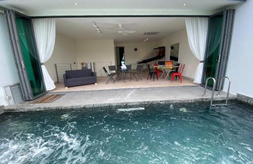 Kampung Pulau Meranti House | Puchong New Private Pool & Jacuzzi up to 30 Pax