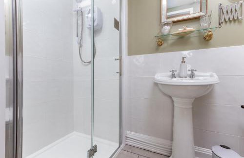 Bowness-on-Windermere House | Puddle Duck Lodge – Adults Only