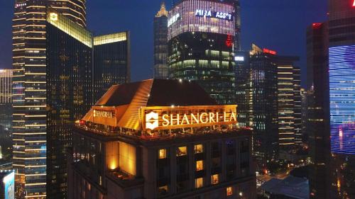 Downtown Shanghai Hotel | Pudong Shangri-La Shanghai - With a sweeping view of the Pearl Tower and the historic Bund skyline