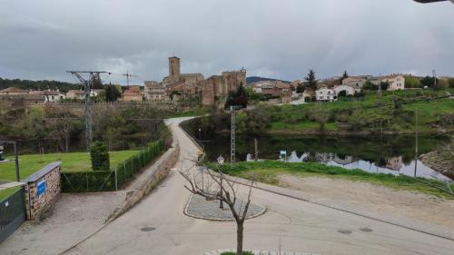 Buitrago del Lozoya Apartment | Puente viejo de Buitrago casa Enebro