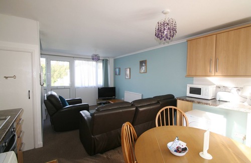 Pembroke Ski Chalet | 'Puffin' - a Comfortable Holiday Home at Freshwater Bay Holiday Village