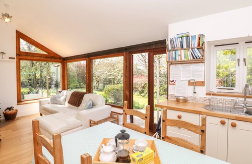 Hawkchurch Cottage | PUFFIN COTTAGE, pet friendly, character holiday cottage in Hawkchurch