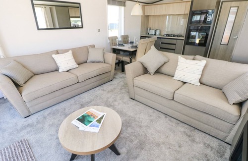 Hasguard Cross Cottage | PUFFIN LODGE, pet friendly, with hot tub in Broad Haven