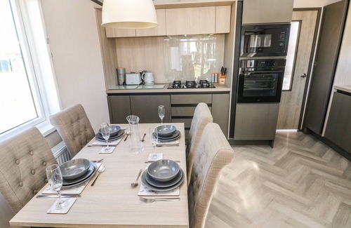 Hasguard Cross Cottage | PUFFIN LODGE, pet friendly, with hot tub in Broad Haven