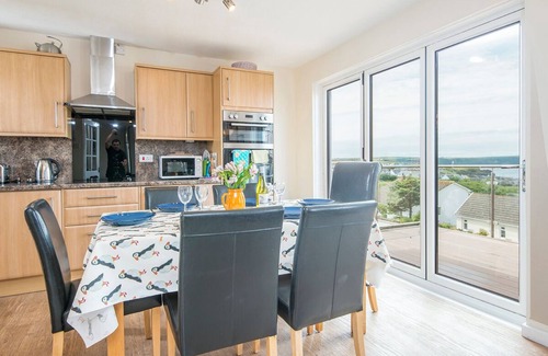 Broad Haven House | Puffin Patch, Holiday Home Broad Haven, Sleeps 6, 3 bedrooms, bathrooms