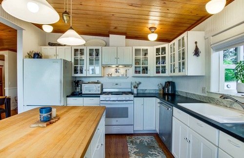 Coupeville Cottage | Puget Sound Cottage w/Private Community Beach!