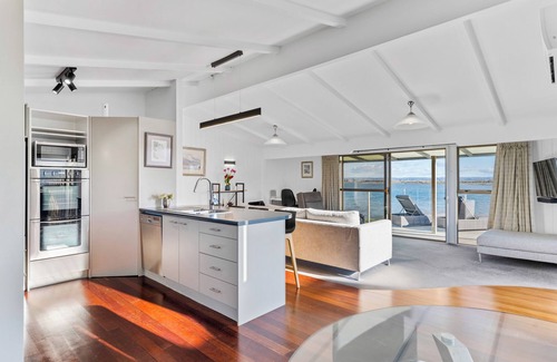 Pukehina House | Pukehina Estuary Sunset Views Holiday Home