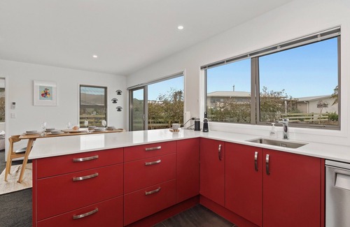 Mangawhai Cottage | Pukeko Paradise - Mangawhai Heads Holiday Home