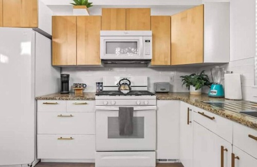 South Boise Village Apartment | Pullout Couch. Private. Spa Tub. Snack Basket. TV