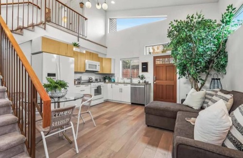 South Boise Village Apartment | Pullout Couch. Private. Spa Tub. Snack Basket. TV