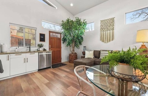 South Boise Village Apartment | Pullout Couch. Private. Spa Tub. Snack Basket. TV
