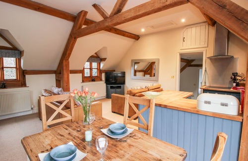 Montgomery Cottage | PULTHELEY COTTAGE, romantic, with hot tub in Churchstoke