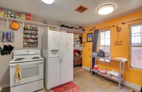 Lawton Cottage | ‘Pumpkin Cottage’ w/Fire Pit & Grills in Lawton