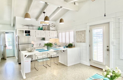 Laguna Beach Estates House | Pup Friendly Cottage~Just Remodeled ~4 Doors to the Beach! ~ August 9-23 Only $990