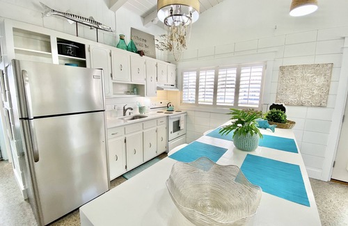 Laguna Beach Estates House | Pup Friendly Cottage~Just Remodeled ~4 Doors to the Beach! ~ August 9-23 Only $990
