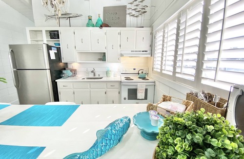 Laguna Beach Estates House | Pup Friendly Cottage~Just Remodeled ~4 Doors to the Beach! ~ August 9-23 Only $990