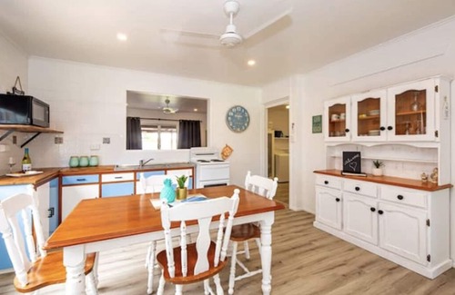 Bundaberg Villa | Puppies & Pancakes Opposite Beach and Park