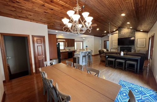 Big Creek House | Pura Vida: Updated Norris Lakefront Home with Private Covered Dock