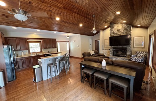 Big Creek House | Pura Vida: Updated Norris Lakefront Home with Private Covered Dock