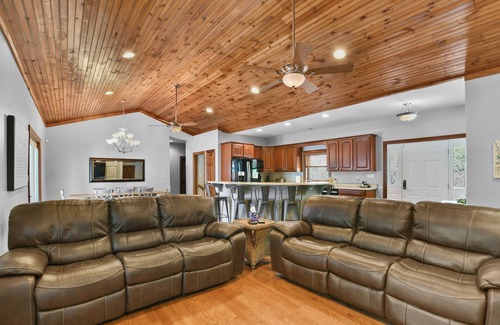 Big Creek House | Pura Vida: Updated Norris Lakefront Home with Private Covered Dock
