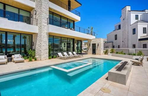 St. George House | Pura Vista: Private Pool, Lagoon + Beaches