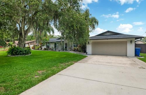 Bearss Plaza Apartment | PuraVida Lake House