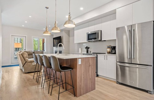 East Kootenay House | Purcell Peaks | Slope Side | Pvt Hot Tub | Pets