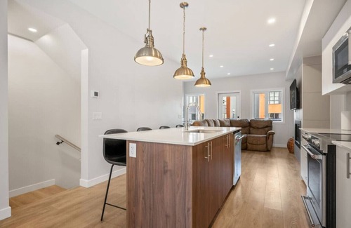 East Kootenay House | Purcell Peaks | Slope Side | Pvt Hot Tub | Pets