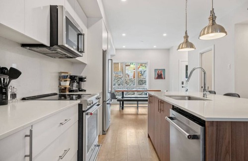 East Kootenay House | Purcell Peaks | Slope Side | Pvt Hot Tub | Pets