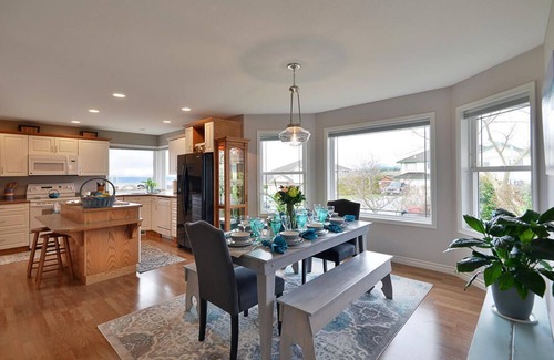 Powell River House | Pure comfort and perfect location, just like you never left home!