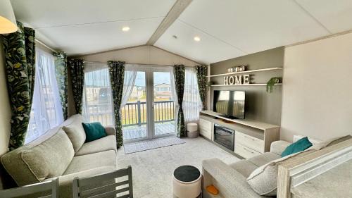 Selsey Resort | Pure Living -West Sands, Quiet Grassy retreat Seal Bay