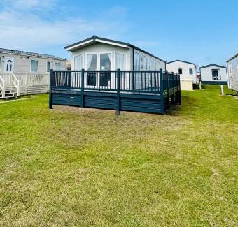 Selsey Resort | Pure Living -West Sands, Quiet Grassy retreat Seal Bay