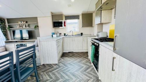 Selsey Resort | Pure Living -West Sands, Quiet Grassy retreat Seal Bay