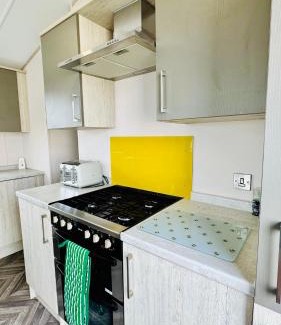 Selsey Resort | Pure Living -West Sands, Quiet Grassy retreat Seal Bay