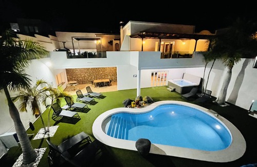 Puerto Calero Villa | PURE LUXURY 4 Bedroom 5 bathroom Villa With Heated pool, Aircon and Hot Tub