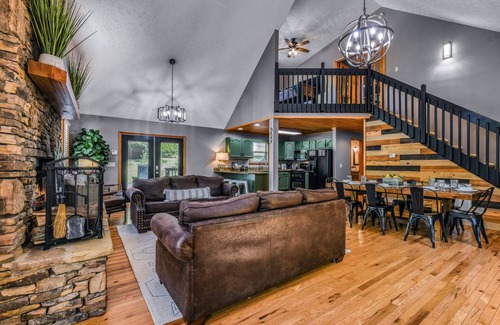 Sevierville Cabin | Pure & Simple 3 Bedroom Cabin by RedAwning