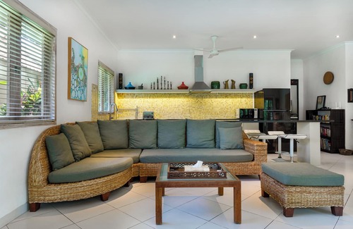 Batu Bolong Villa | Puri Pura: fully serviced 4 bedroom villa, central Canggu, close to the beach.