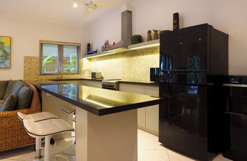 Batu Bolong Villa | Puri Pura: fully serviced 4 bedroom villa, central Canggu, close to the beach.