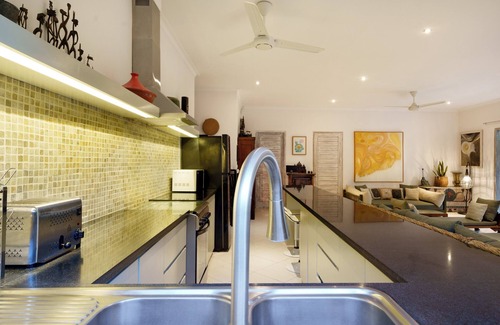 Batu Bolong Villa | Puri Pura: fully serviced 4 bedroom villa, central Canggu, close to the beach.
