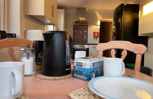 Portsmouth Cottage | Purple Cloud - pet friendly 4 bedroom garden Cottage