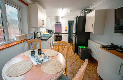 Portsmouth Cottage | Purple Cloud - pet friendly 4 bedroom garden Cottage